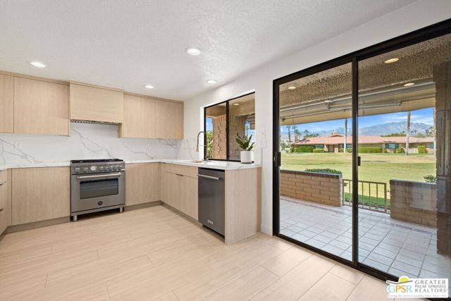 6 Joya Drive, Palm Desert CA: https://media.crmls.org/mediaz/3552b90a-a67b-458f-b2b9-799cb551032d.jpg