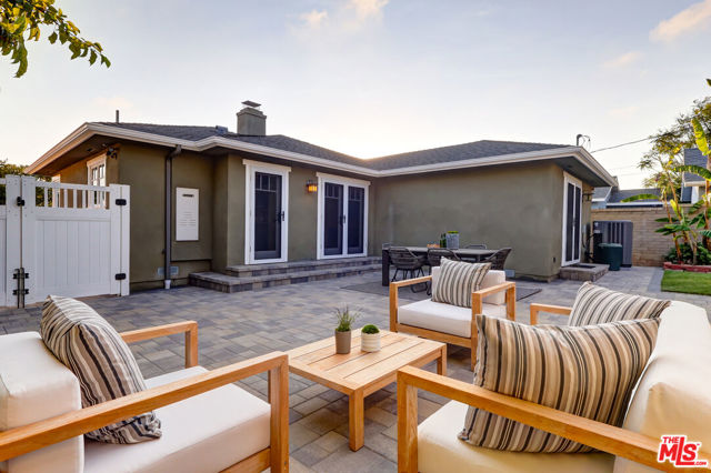 8500 Mcconnell Avenue, Los Angeles CA: https://media.crmls.org/mediaz/3552bcd1-7a0f-4f0f-a7d7-513b1e55b878.jpg