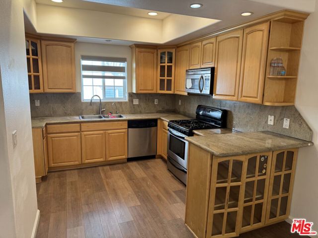 2315 Mira Vista Avenue, Montrose CA: https://media.crmls.org/mediaz/3552ca9f-3e8b-44c1-b12c-fb2b96706edd.jpg