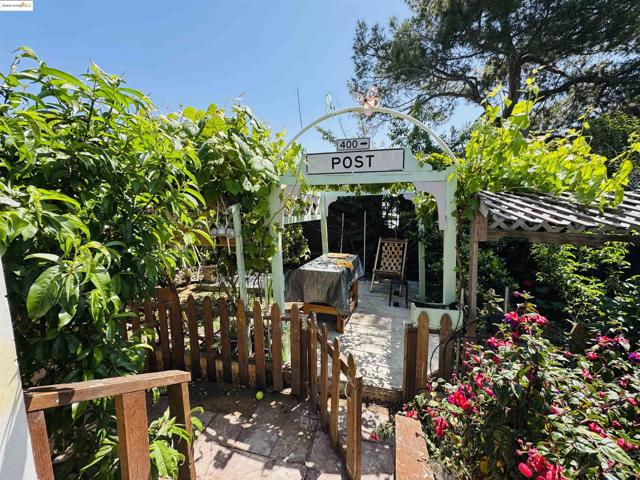 1344 64Th Ave, Oakland CA: https://media.crmls.org/mediaz/35533450-071c-4c01-b7e4-ec2bbb6c90e7.jpg