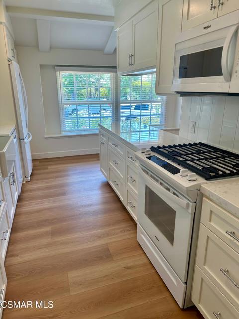 23939 Oxnard Street, Woodland Hills CA: https://media.crmls.org/mediaz/355372cb-ac81-4214-a876-1d0123fed826.jpg