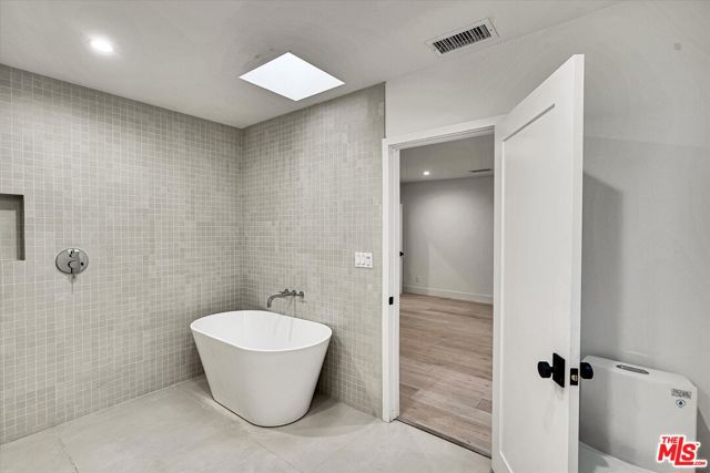 4122 S Bronson Avenue, Los Angeles CA: https://media.crmls.org/mediaz/3553b4c5-edb1-4dfb-9184-e821443d8197.jpg