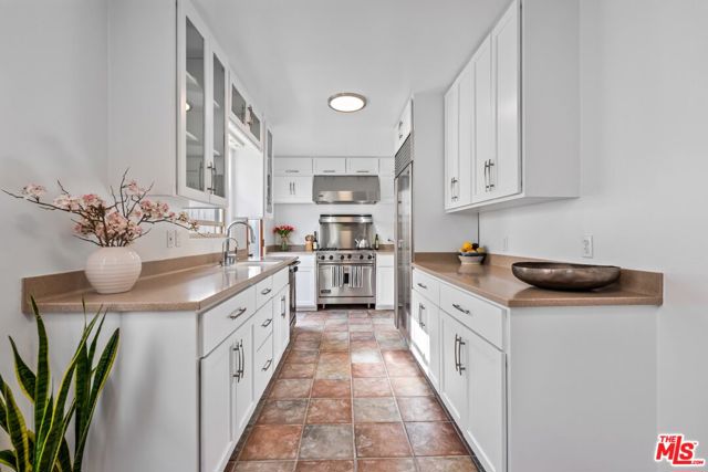 666 Marr Street, Venice CA: https://media.crmls.org/mediaz/3553c0cb-293e-49ed-a4d7-5e7afd617f26.jpg