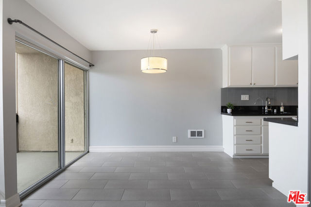 6000 Canterbury Drive, Culver City CA: https://media.crmls.org/mediaz/35540962-0561-44c0-ace0-12f35ee5f677.jpg