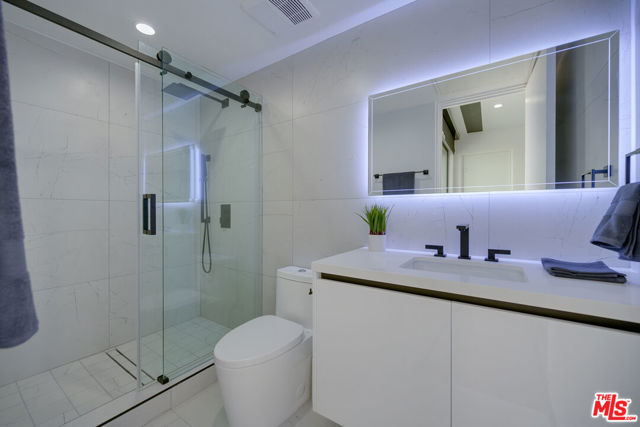 4422 S Riley Drive, Los Angeles CA: https://media.crmls.org/mediaz/35542432-5007-4aff-9dd5-bb9d634c4987.jpg