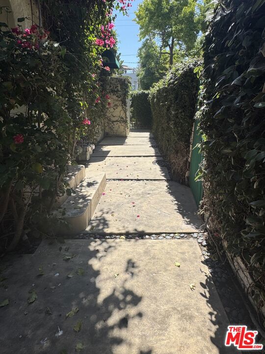https://media.crmls.org/mediaz/355452fe-4401-4eba-8665-9b1f0f1dbf4a.jpg?preset=X-Large