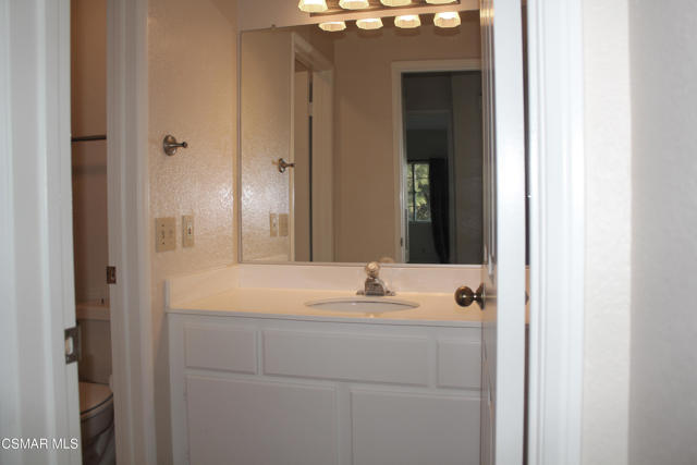 697 Sutton Crest Trail, Oak Park CA: https://media.crmls.org/mediaz/35545a2d-9b6e-48db-9a7f-d025a8506e55.jpg