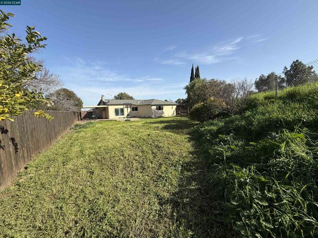 2132 Misty Ct, Pittsburg CA: https://media.crmls.org/mediaz/355466d1-a78e-49ad-be91-8ac5621259bc.jpg