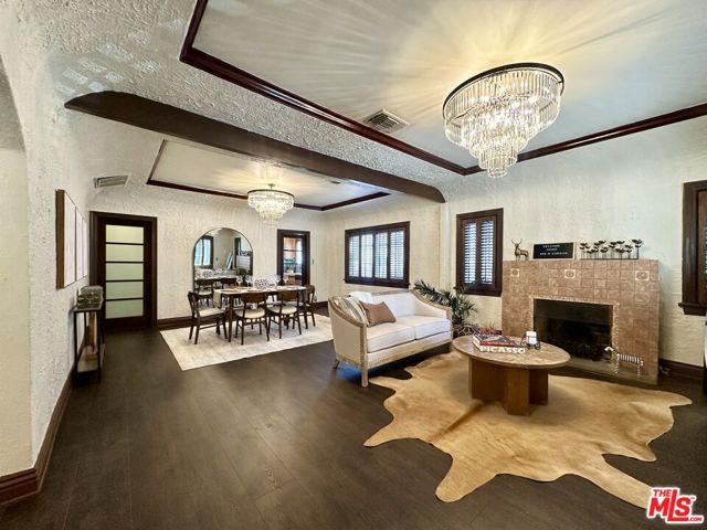 636 N Curson Avenue, Los Angeles CA: https://media.crmls.org/mediaz/3554f3b3-06c7-45d1-bf13-000abfb3dae6.jpg