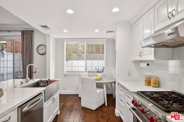 315 N Swall Drive, Beverly Hills CA: https://media.crmls.org/mediaz/3556db85-9f2f-4b29-aa90-c6eec1303f8e.jpg