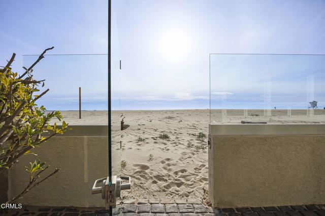 3541 Ocean Drive, Oxnard CA: https://media.crmls.org/mediaz/3557df9e-5101-4ff2-affd-f7b485d65fda.jpg