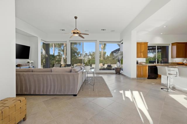 261 Loch Lomond Road, Rancho Mirage CA: https://media.crmls.org/mediaz/3557f7c2-635f-43d0-859c-dfe292e9f1c7.jpg