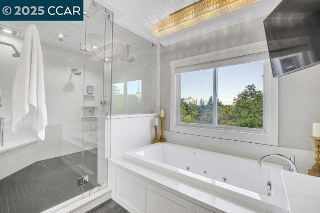 24 Crest Ct, Alamo CA: https://media.crmls.org/mediaz/355885cf-69d3-4365-8b58-e46a489fcf56.jpg