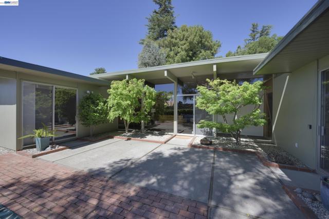 5354 Greenridge Rd, Castro Valley CA: https://media.crmls.org/mediaz/3559112b-2d7f-439b-9911-2eb217192096.jpg