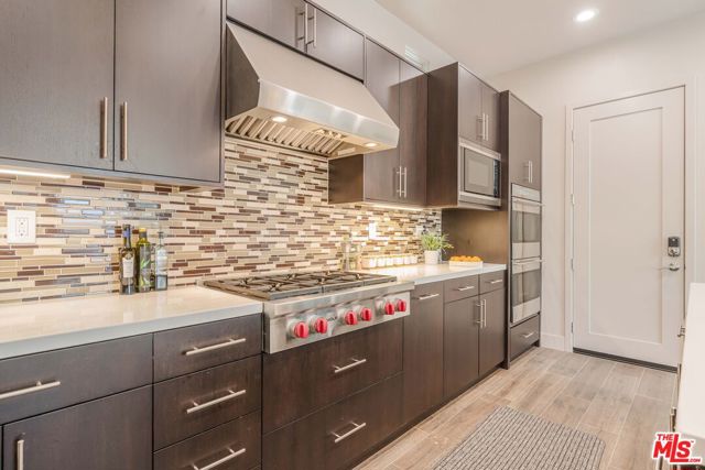 13042 W North Icon Circle, Playa Vista CA: https://media.crmls.org/mediaz/35591f9c-3597-4a9e-93ac-a5706f148d64.jpg