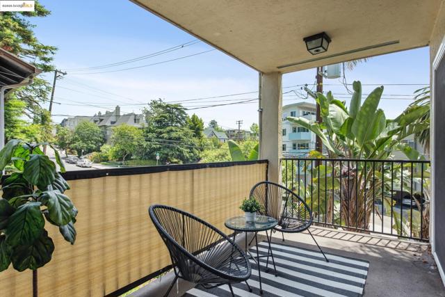 85 Vernon St, Oakland CA: https://media.crmls.org/mediaz/3559c39a-33d7-48de-bee1-caf4eadbf8d9.jpg