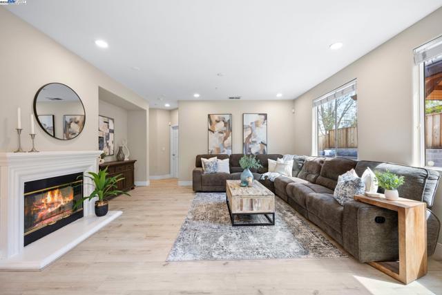 198 Continente Ave, Brentwood CA: https://media.crmls.org/mediaz/3559c568-d63b-48ae-a0fa-82cf0168953d.jpg