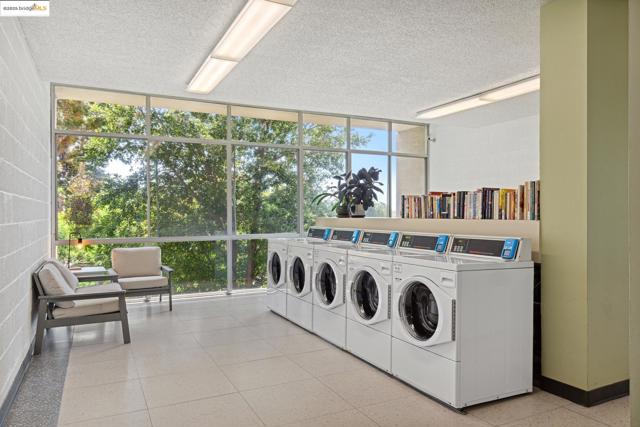1 Kelton Ct, Oakland CA: https://media.crmls.org/mediaz/355a667f-806e-4e25-a6f7-bc851041b597.jpg