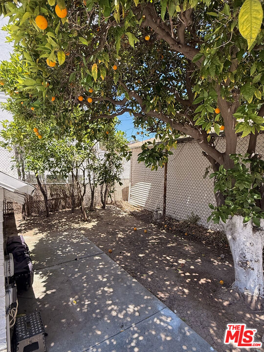https://media.crmls.org/mediaz/355adf99-0fdb-4dd9-a8f0-8acbc464863c.jpg?preset=X-Large