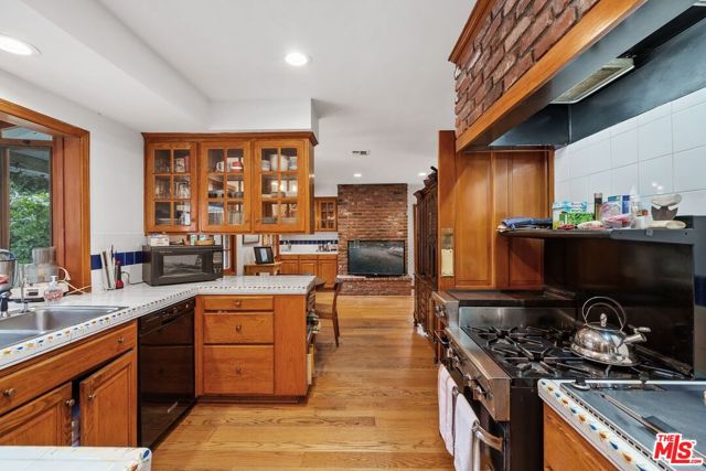 1809 Melhill Way, Los Angeles CA: https://media.crmls.org/mediaz/355bf26d-a446-43e9-8867-60cb526d508b.jpg