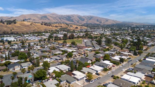 42758 Charleston Way, Fremont CA: https://media.crmls.org/mediaz/355cd2d7-9f93-467a-9c4b-010bcc3aa119.jpg