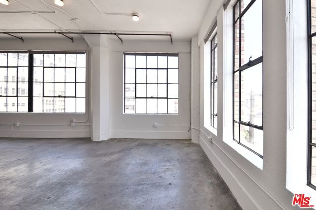 315 E 8th Street, Los Angeles CA: https://media.crmls.org/mediaz/355e32b6-694e-43a1-b310-5ae8404cb41b.jpg