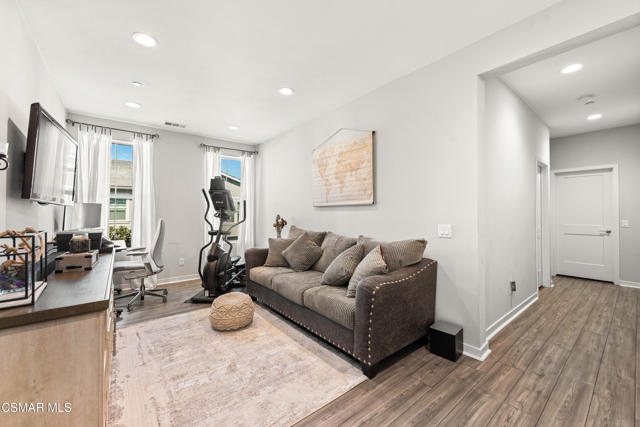 1830 Poppy Drive, Simi Valley CA: https://media.crmls.org/mediaz/355e5f37-daa7-47cc-bd6e-809ccfa2909b.jpg