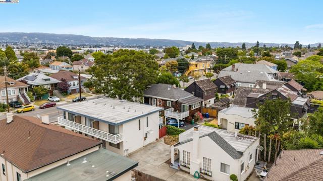 1556 Lincoln Ave, Alameda CA: https://media.crmls.org/mediaz/355f3368-b487-42e3-8bcc-8f13a9a40cdf.jpg