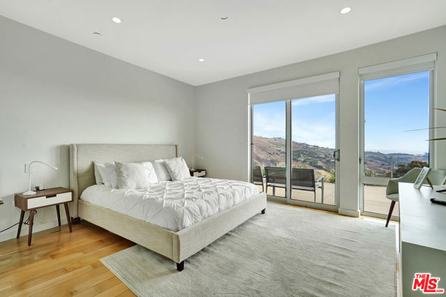 28405 Via Acero Street, Malibu CA: https://media.crmls.org/mediaz/3560c43e-b005-4e1d-baad-da40eb247e8d.jpg
