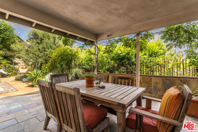 8631 Allenwood Road, Los Angeles CA: https://media.crmls.org/mediaz/35619009-bdf1-4546-8ea0-035f7f8c5624.jpg