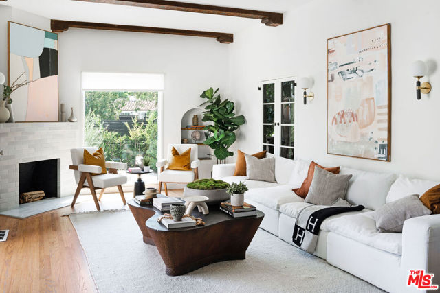 363 N Kings Road, Los Angeles CA: https://media.crmls.org/mediaz/35621579-9c4d-418a-9fe3-428cbc303a7c.jpg