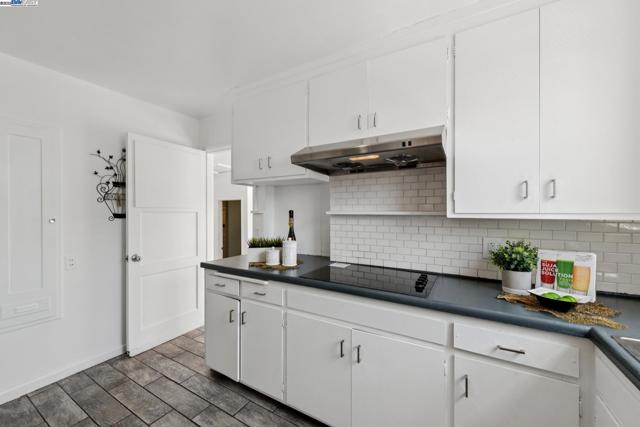14886 Wake Ave, San Leandro CA: https://media.crmls.org/mediaz/35624adc-a228-4d9b-8341-54e66fa3e4e7.jpg