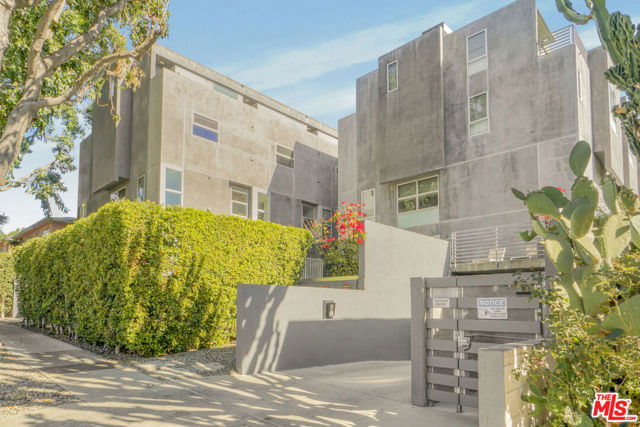 1220 N Orange Grove Avenue, West Hollywood CA: https://media.crmls.org/mediaz/3562d7d3-cee3-4486-84b1-6b2bf644a144.jpg