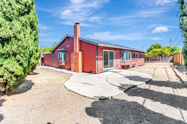 945 San Ramon Court, Mountain View CA: https://media.crmls.org/mediaz/3562e06e-f8e2-4530-8e40-eefb541c1132.jpg