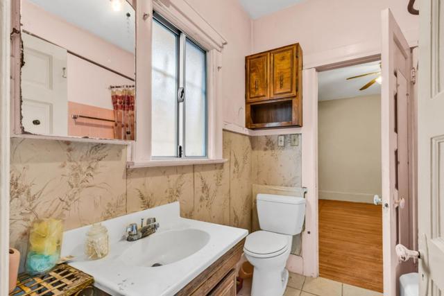 852 58th Street, Oakland CA: https://media.crmls.org/mediaz/35630028-e2cb-41db-9114-f0280fe5c66a.jpg