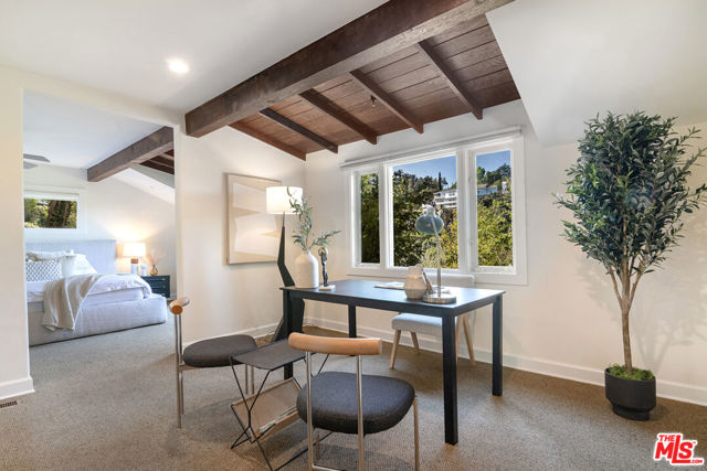 3908 Fairway Avenue, Studio City CA: https://media.crmls.org/mediaz/35654887-fc74-47b1-9a9e-338b1015f0c8.jpg