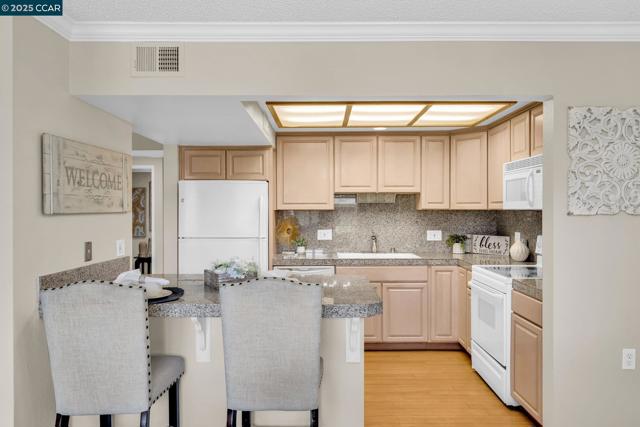 1200 Canyonwood Ct, Walnut Creek CA: https://media.crmls.org/mediaz/35661f0c-73e0-4f37-a1ac-dfc5ff16da36.jpg