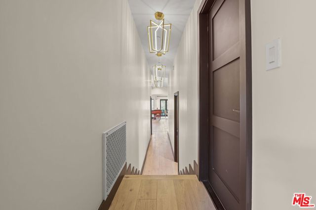 2835 Oak Point Drive, Los Angeles CA: https://media.crmls.org/mediaz/3566b430-ec8b-41e8-ab3c-5951cdbc6622.jpg