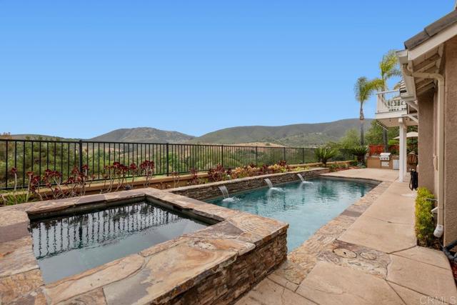320 Crownview Ct, San Marcos CA: https://media.crmls.org/mediaz/35674da1-dfff-47f2-82a0-1ba121ae32b5.jpg