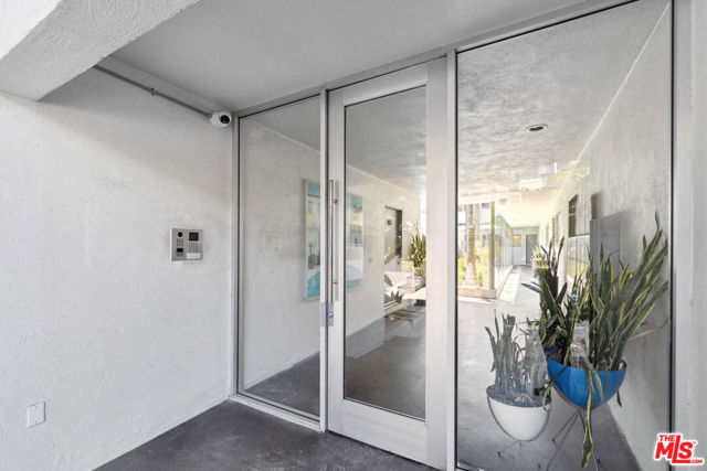 1145 Larrabee Street, West Hollywood CA: https://media.crmls.org/mediaz/35675f32-41be-47e3-a8a8-43d29220a886.jpg