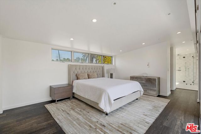 483 Carroll Canal Court, Venice CA: https://media.crmls.org/mediaz/3567aa5a-0c07-42fe-abe4-6bb7944cd1cc.jpg