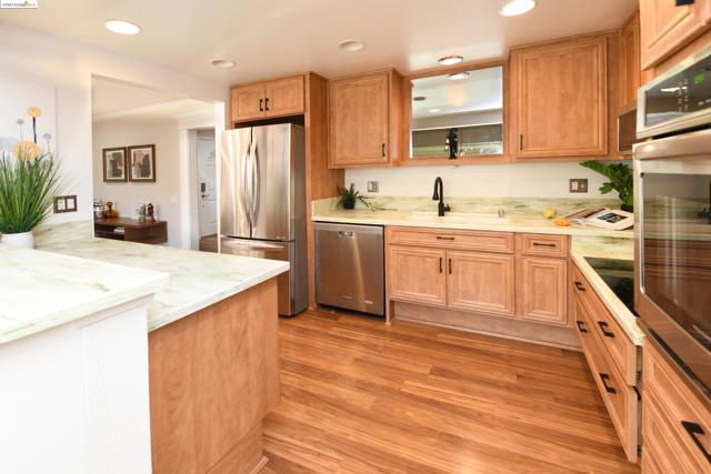 1910 Skycrest Dr, Walnut Creek CA: https://media.crmls.org/mediaz/3567de68-0b44-4ef3-a8ce-d2f93812757f.jpg