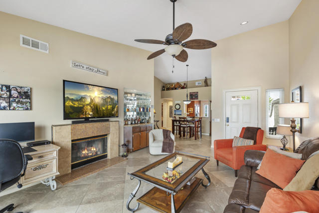 182 Desert Falls Circle, Palm Desert CA: https://media.crmls.org/mediaz/35681415-ce51-435f-9e8b-128cd5dab5b0.jpg