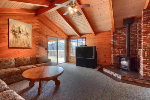 40835 Big Oak Flat Road, Oakhurst CA: https://media.crmls.org/mediaz/3568403c-fe9a-4ffb-ae9b-788362888a93.jpg