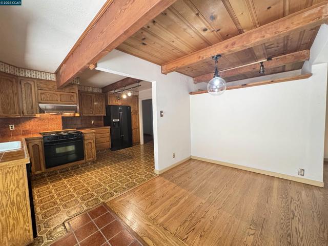 919 Janet Ln, Lafayette CA: https://media.crmls.org/mediaz/356876c2-d687-40ad-ba26-0364c4984632.jpg