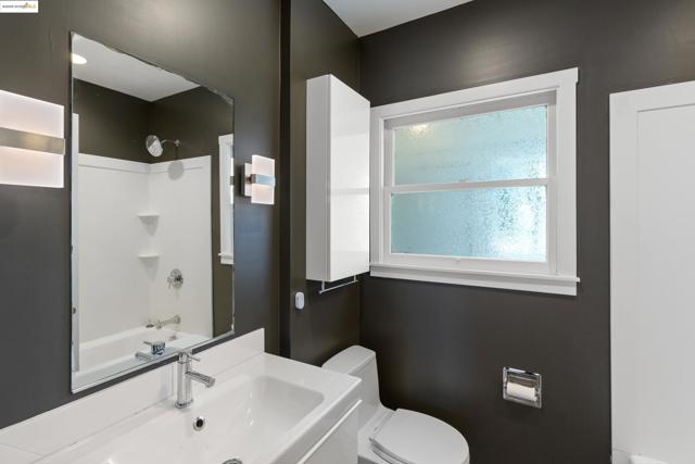 1539 E 38Th St, Oakland CA: https://media.crmls.org/mediaz/35690520-0db8-4a12-b032-bdcd44170ac3.jpg