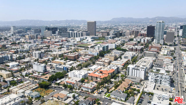 2963 San Marino Street, Los Angeles CA: https://media.crmls.org/mediaz/35691d53-fb4a-4d76-871c-ce391ed4369b.jpg