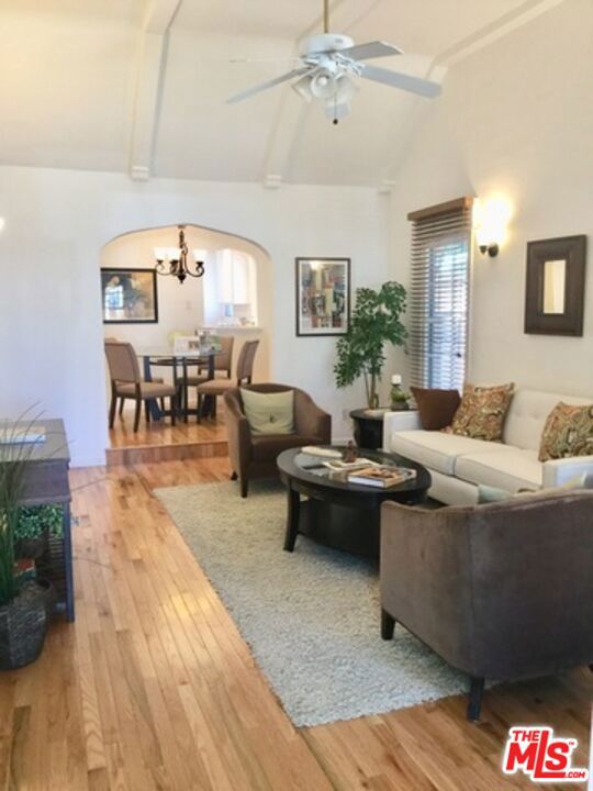 11916 Hartsook Street, Valley Village CA: https://media.crmls.org/mediaz/356a6dba-e244-48ee-aba3-f9c8e3f7133d.jpg