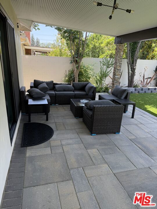 7627 Encino Avenue, Northridge CA: https://media.crmls.org/mediaz/356b776a-15f0-4ab6-81cd-4c15aaddd552.jpg