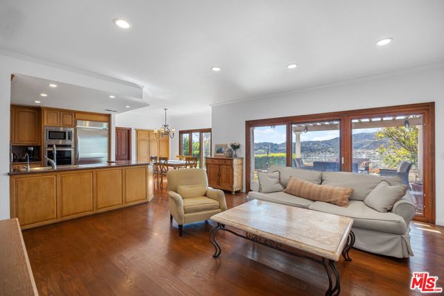 24464 Park Granada, Calabasas CA: https://media.crmls.org/mediaz/356ed4d8-dfe8-4925-8566-0ed67f5c707c.jpg